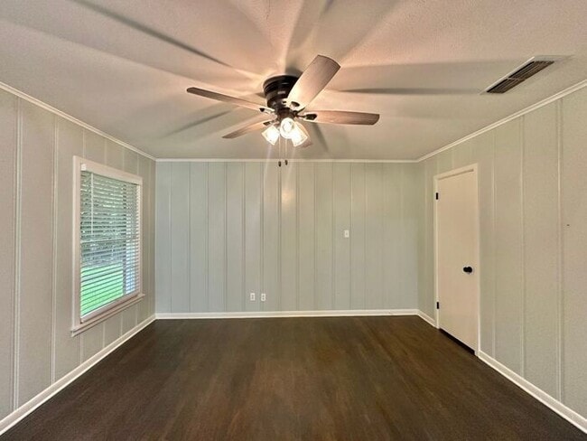 Building Photo - Updated 3-Bedroom Home Near TJC & Medical ...