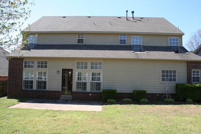 Building Photo - Huge, Gorgeous South Tulsa home ready for ...