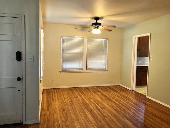 Building Photo - Adorable House in North Bakersfield!