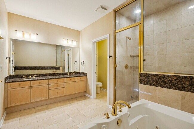 Building Photo - 7748 N Sheridan Rd