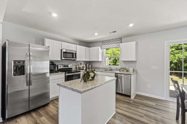 Building Photo - Modern End-Unit 3 BD/2.5 BA Greenville Tow...