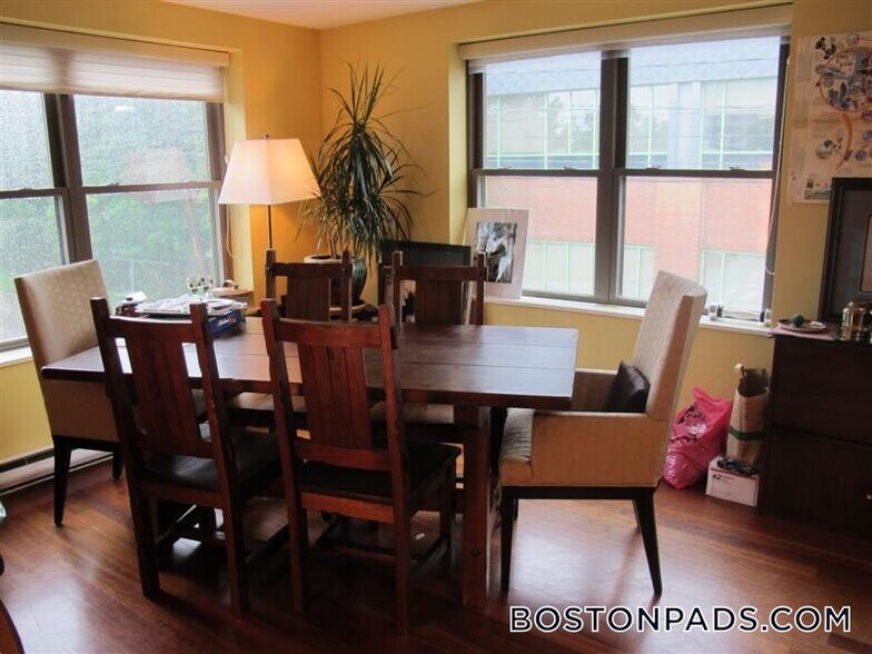 Building Photo - 197 Sidney St