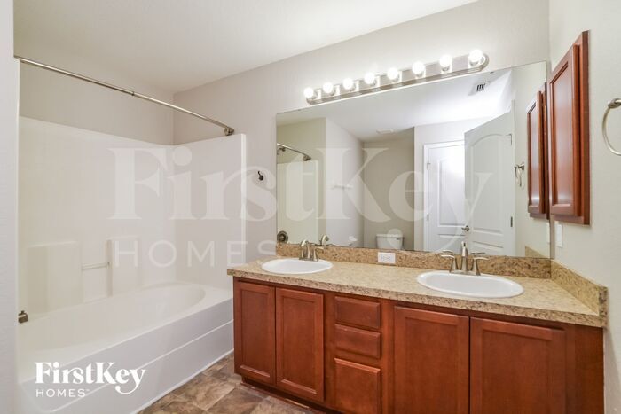 Building Photo - 5401 Oro Valley Rd