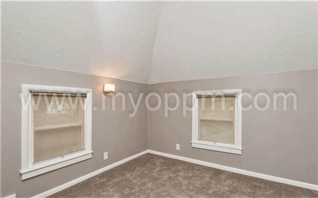 Building Photo - Stunning 5 Bedroom / 2 Bathroom Home | Han...