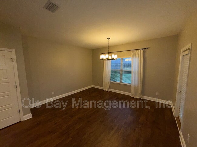 Building Photo - 10013 Summer Woods Cir N