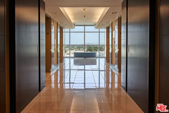 Building Photo - 13700 Marina Pointe Dr
