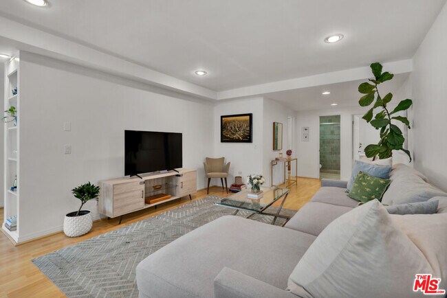 Building Photo - 11789 Montana Ave