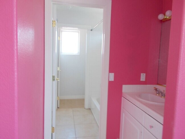 Building Photo - Spacious Estate on Nearly an Acre!