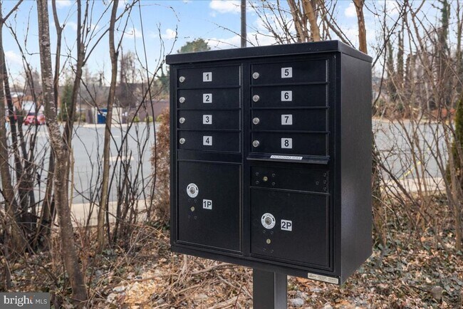 Building Photo - 380 Broadview Ave