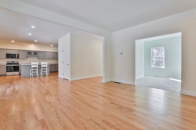 Building Photo - 22 Reeds Ferry Way