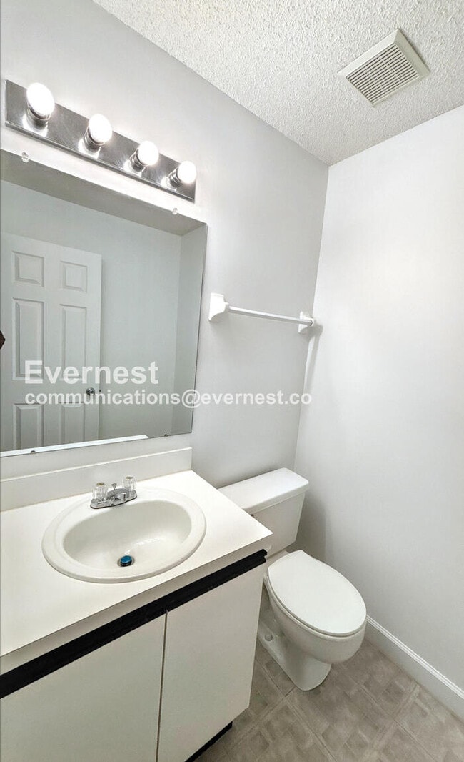 Building Photo - Spacious Condo with Modern Amenities and Garage Parking