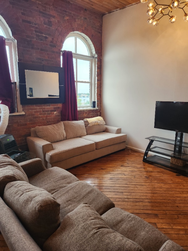 Building Photo - 227 Iron St