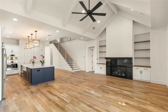 Building Photo - 1038 W 31st St