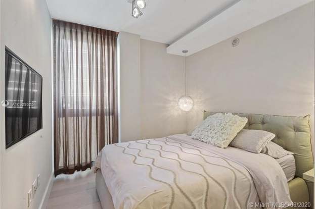 Building Photo - 17001 Collins Ave