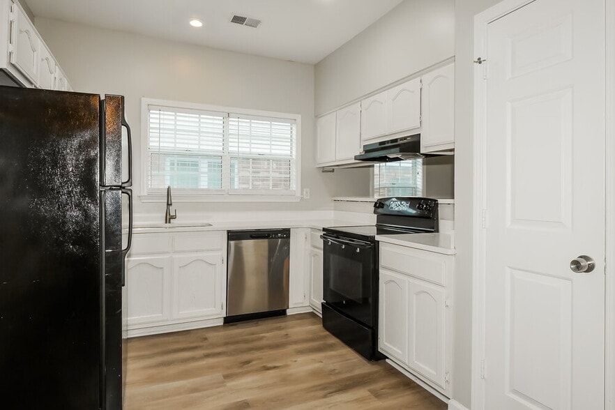 Building Photo - 8170 Timber Knoll Ln