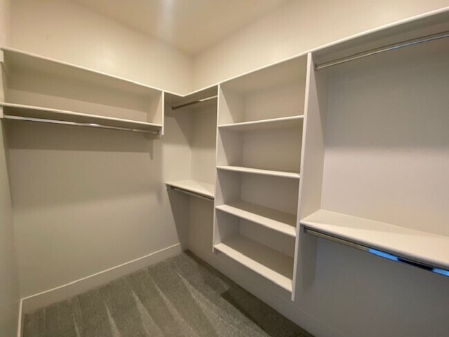 Building Photo - Beautiful 3 Bedroom Townhome Close to Amenities! $200 Off First Month's Rent!