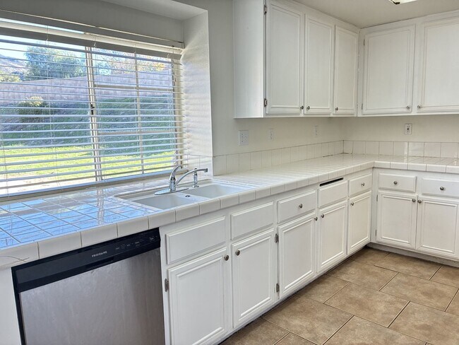 Building Photo - Newly Updated 4-bedroom, 3-bathroom home located in a great area of San Bernardino