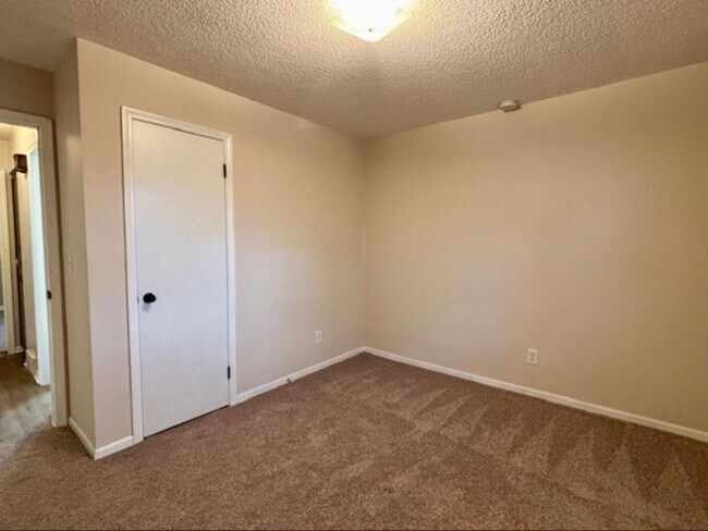 Building Photo - 2 Bedroom Duplex In Wyoming Available Dece...