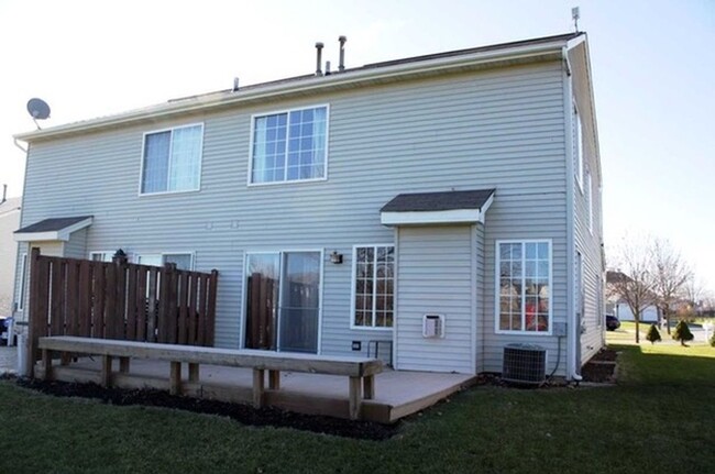 Building Photo - LARGE 2 BEDROOM 2.5 BATH HOME IN IMPRESSIO...