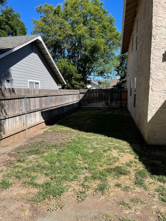 Building Photo - Large 2 story house !