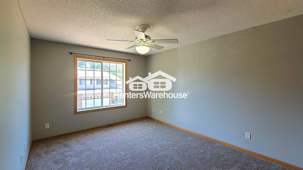 Building Photo - 725 Evergreen Cir