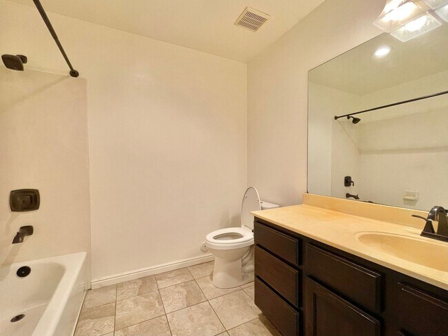 Building Photo - Prime Orem Living — Roomy 3-Bed, 2-Bath Condo