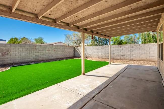 Building Photo - 3041 E Wahalla Ln