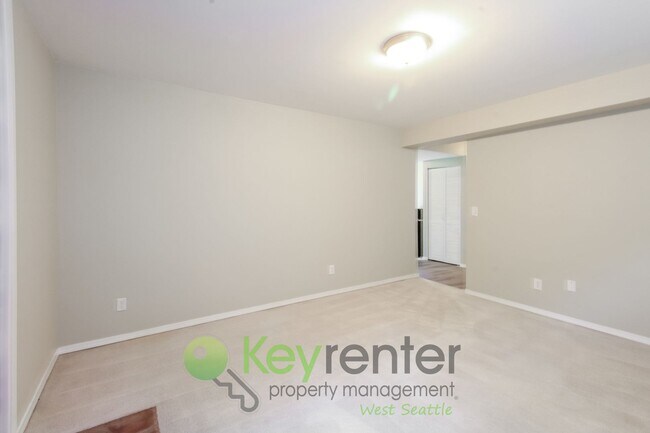 Building Photo - Spacious 4 Bedroom with Open Floor Plan and AC