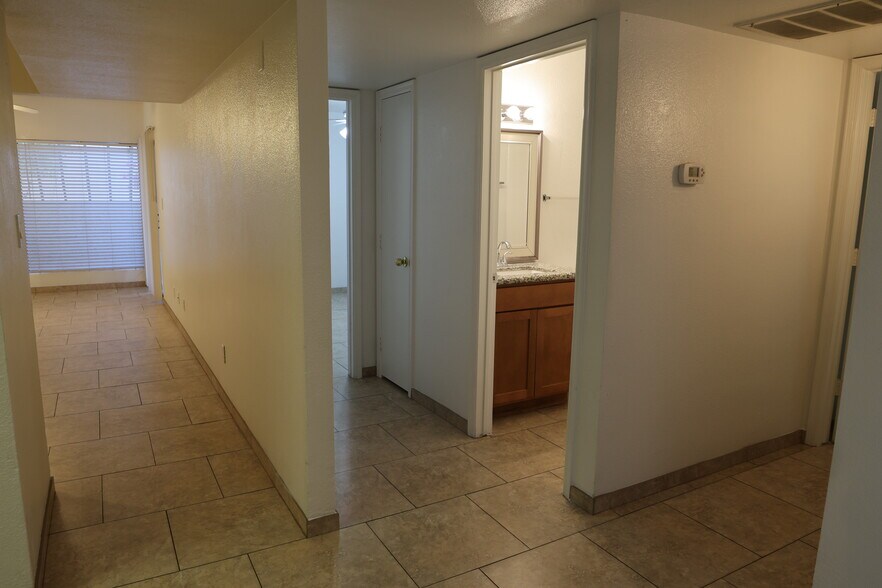 Building Photo - 700 W 14th St