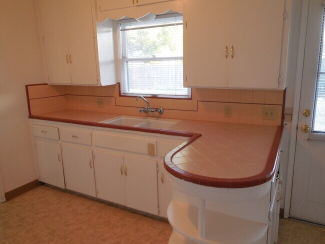 Building Photo - 456 Drakeley Ave