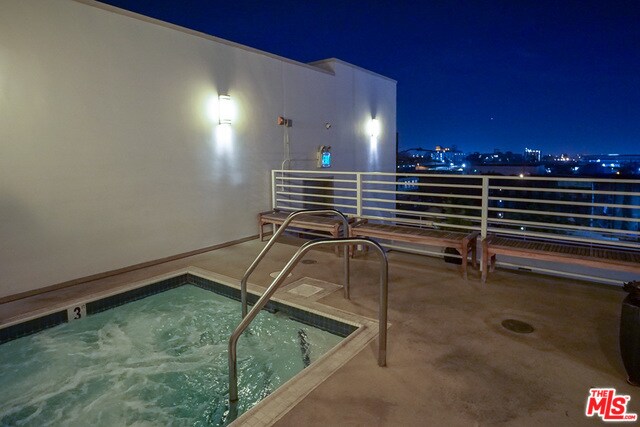 Building Photo - 825 E 4th St