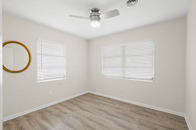 Building Photo - FULLY FENCED Home For Rent in Clearwater!