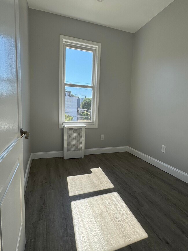Building Photo - 1515 Kerrigan Ave