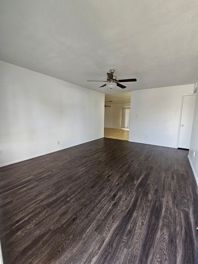 Building Photo - 3 bedroom 2 bath - North Phx home - single...