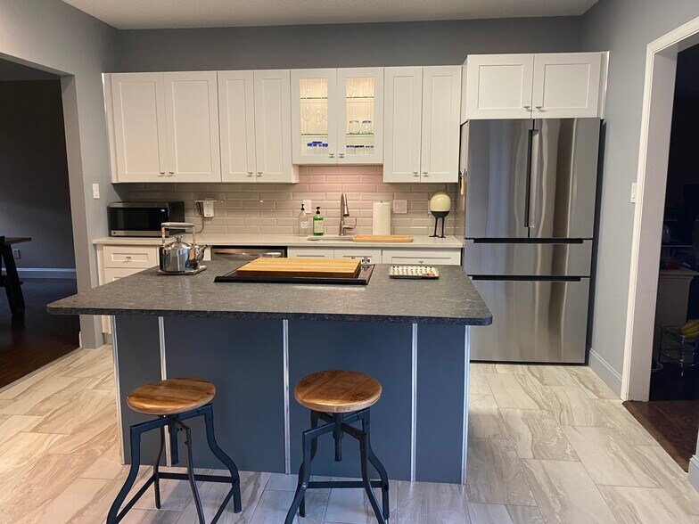 Building Photo - 425 Chanticleer