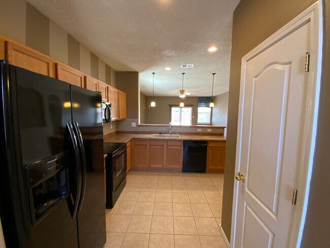 Building Photo - 3 Bedroom Single Story Home Available Near...