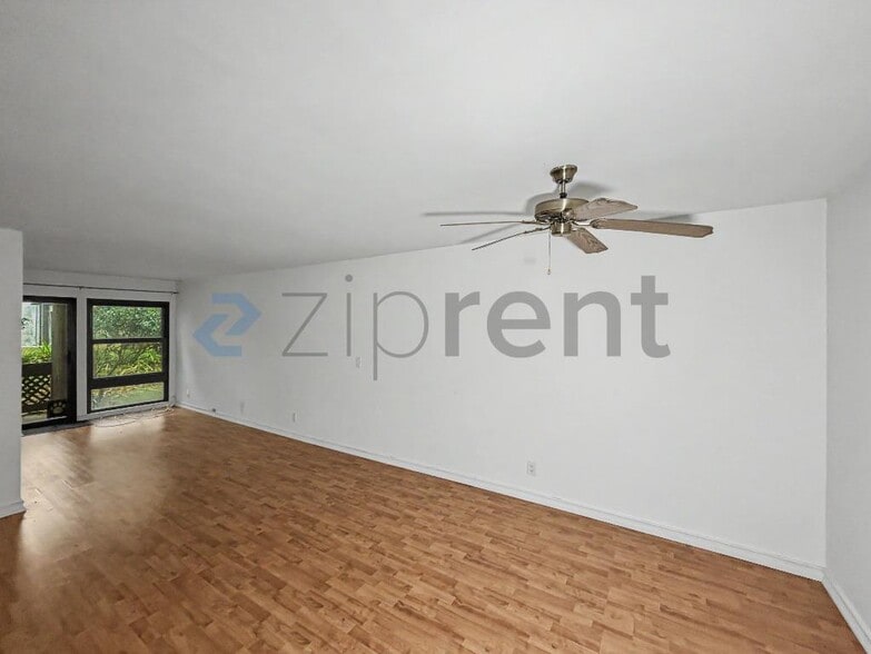 Building Photo - Unit H1030