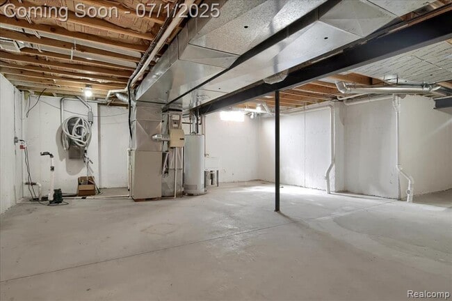Building Photo - 2565 River Woods Dr N