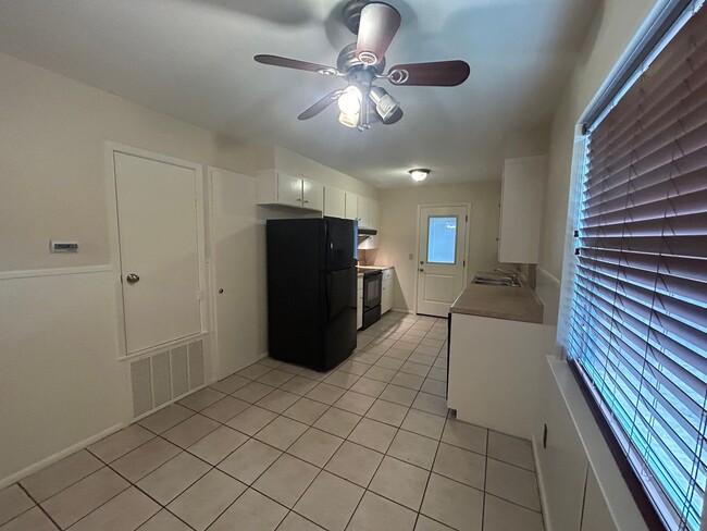 Building Photo - Fridge Included / Washer & Dryer Connectio...