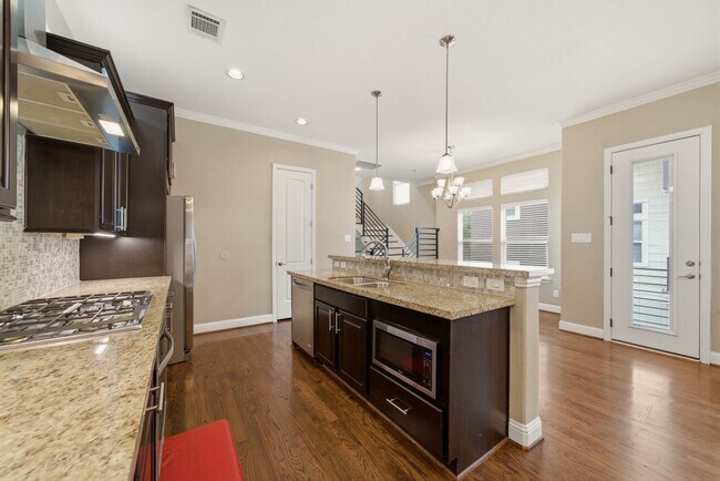 Building Photo - 1113 W 18th St