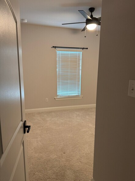 Building Photo - 110 Nandina Dr