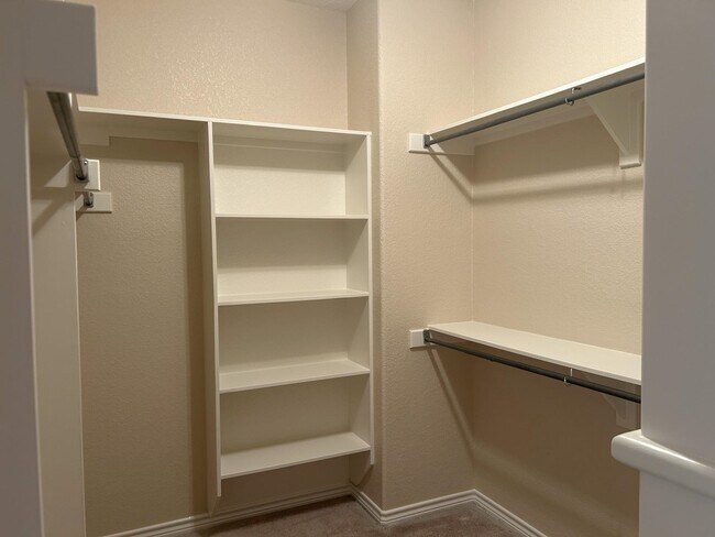 Building Photo - 120 Meadowlakes Dr