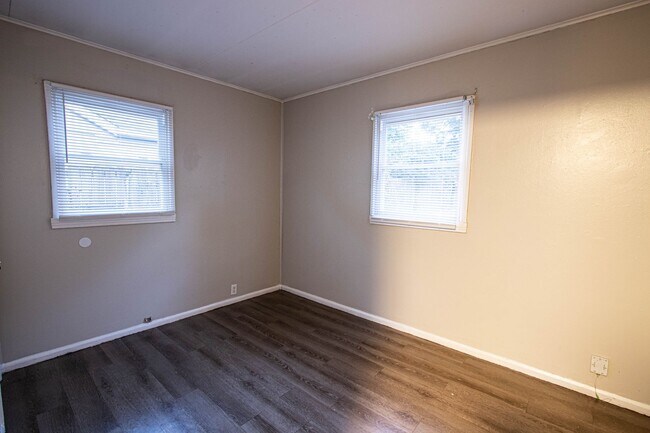 Building Photo - 3 Bedroom/1 Bathroom House For Rent