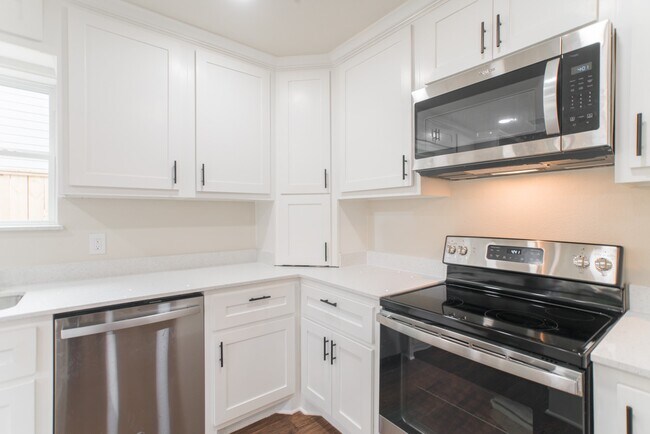 Building Photo - 4913 Deerwood Cir