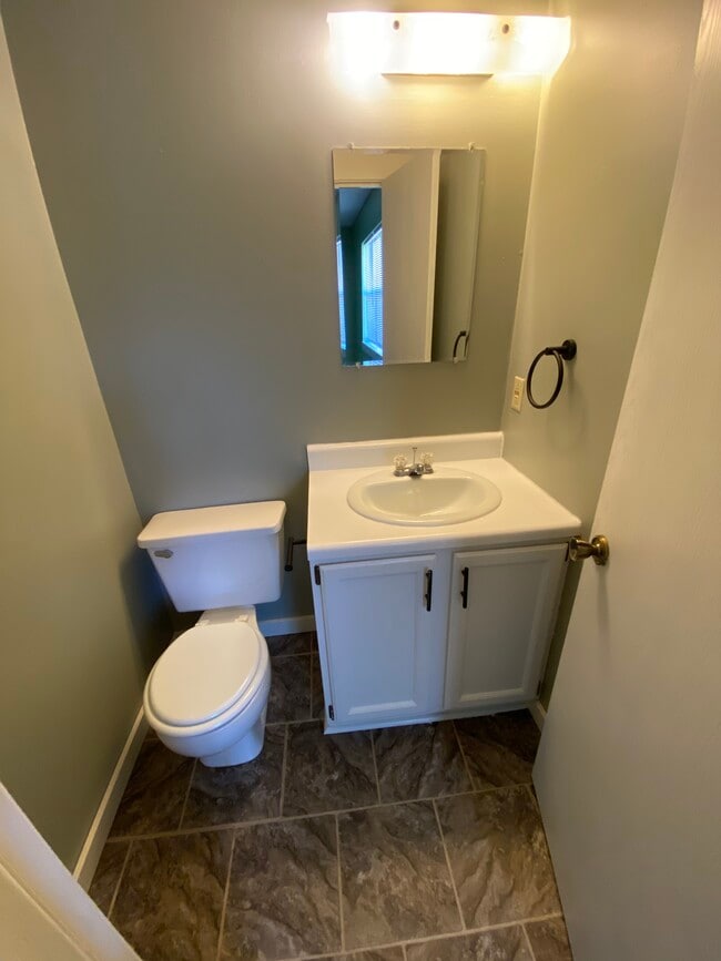 Building Photo - 619 W Edgewood St