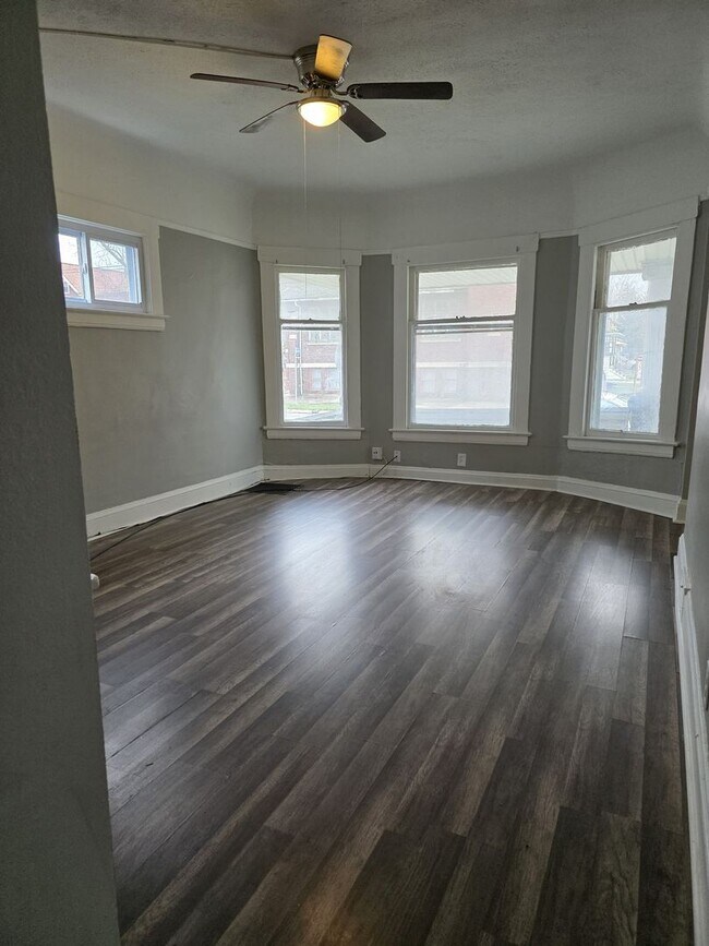 Building Photo - 2109 W 98th St