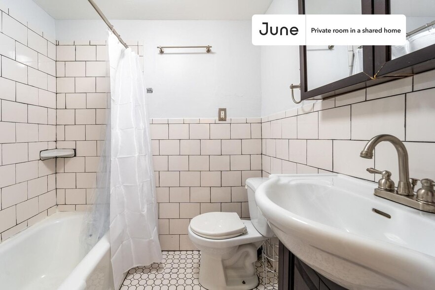 Building Photo - Room in Shared 2 bed/1 bath home in Columbia Heights