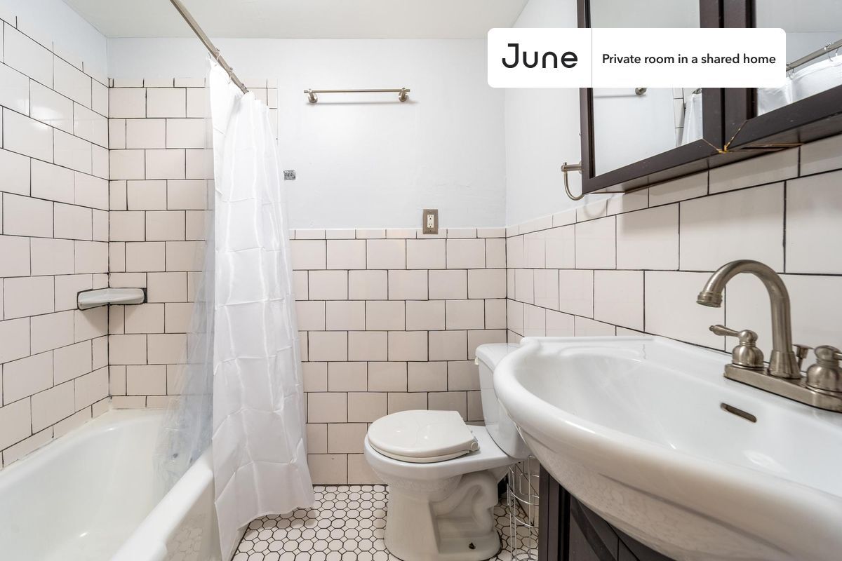 Building Photo - Room in Shared 2 bed/1 bath home in Columbia Heights