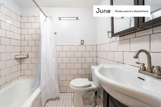 Building Photo - Room in Shared 2 bed/1 bath home in Columbia Heights