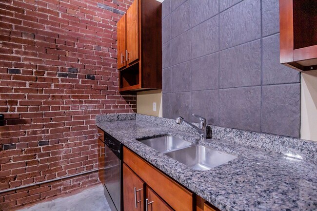 Building Photo - Gorgeous Loft-Ask About our Move in Specia...